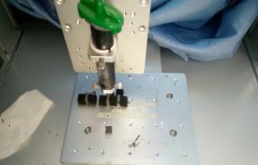 IC插件根部點(diǎn)膠密封固定-香芋機(jī)電