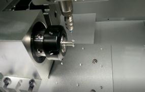 高難度四軸旋轉(zhuǎn)自動(dòng)點(diǎn)膠機(jī)-香芋機(jī)電